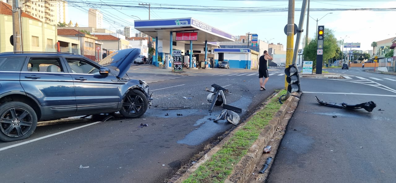 Foto 9 de 21 — Veículo de luxo se envolve em grave acidente na Via Expressa
